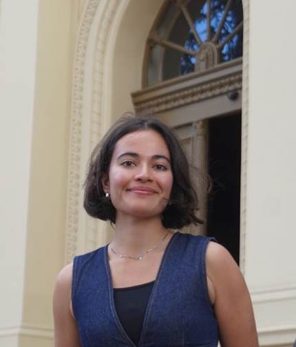 Une image contenant Visage humain, personne, habits, sourire

Le contenu généré par l’IA peut être incorrect.