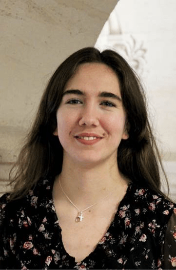 Une image contenant Visage humain, personne, sourire, dame 
Le contenu g&eacute;n&eacute;r&eacute; par l&rsquo;IA peut &ecirc;tre incorrect.