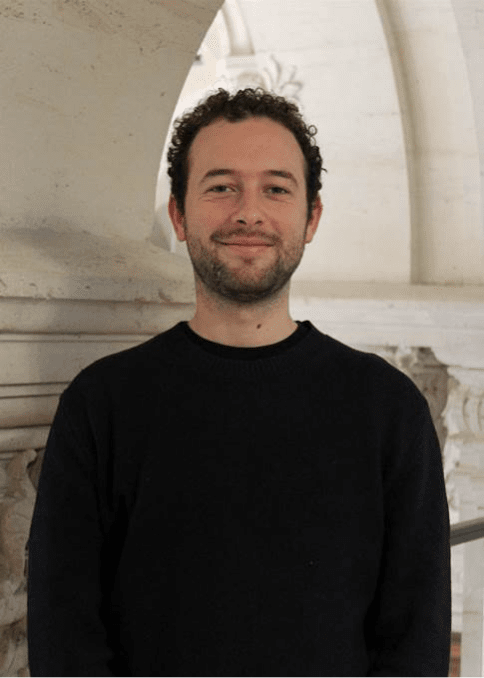 Une image contenant Visage humain, personne, habits, sourire 
Le contenu g&eacute;n&eacute;r&eacute; par l&rsquo;IA peut &ecirc;tre incorrect.