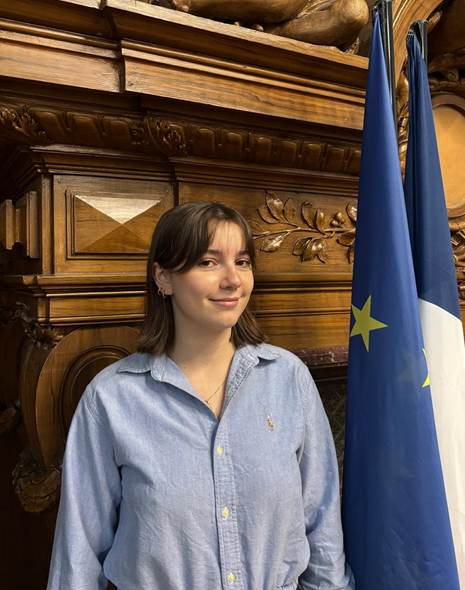 Une image contenant Visage humain, habits, personne, sourire

Le contenu généré par l’IA peut être incorrect.