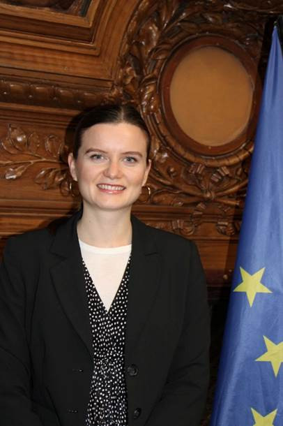 Une image contenant Visage humain, personne, habits, sourire

Le contenu généré par l’IA peut être incorrect.