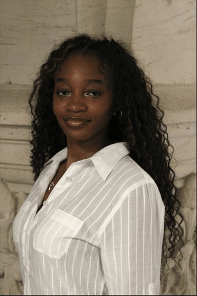 Une image contenant personne, habits, Visage humain, sourire 
Le contenu g&eacute;n&eacute;r&eacute; par l&rsquo;IA peut &ecirc;tre incorrect.