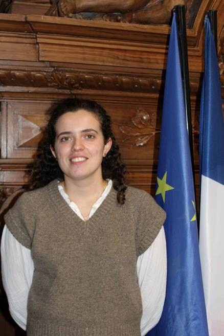 Une image contenant Visage humain, personne, habits, sourire

Le contenu généré par l’IA peut être incorrect.