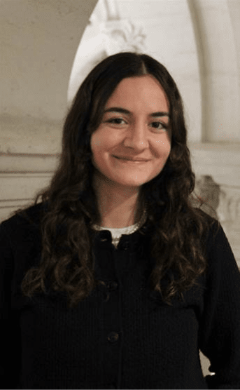 Une image contenant personne, Visage humain, habits, sourire 
Le contenu g&eacute;n&eacute;r&eacute; par l&rsquo;IA peut &ecirc;tre incorrect.