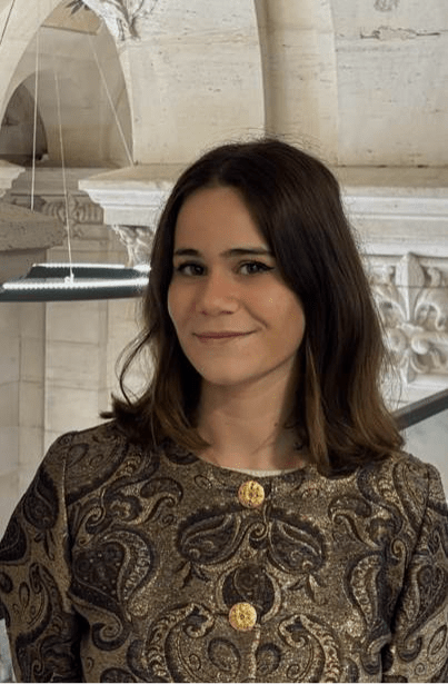 Une image contenant Visage humain, habits, personne, sourire 
Le contenu g&eacute;n&eacute;r&eacute; par l&rsquo;IA peut &ecirc;tre incorrect.