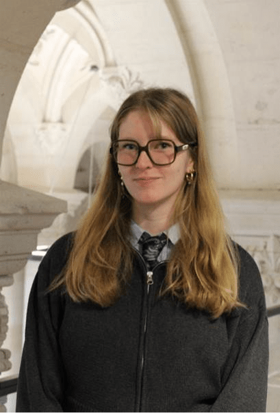 Une image contenant Visage humain, habits, personne, salle de bain 
Le contenu g&eacute;n&eacute;r&eacute; par l&rsquo;IA peut &ecirc;tre incorrect.