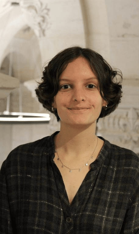 Une image contenant personne, int&eacute;rieur, Visage humain, Appareil sanitaire 
Le contenu g&eacute;n&eacute;r&eacute; par l&rsquo;IA peut &ecirc;tre incorrect.