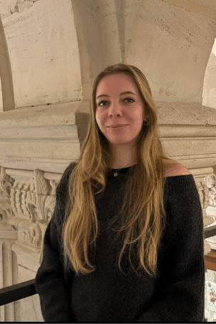 Une image contenant Visage humain, habits, personne, b&acirc;timent 
Le contenu g&eacute;n&eacute;r&eacute; par l&rsquo;IA peut &ecirc;tre incorrect.