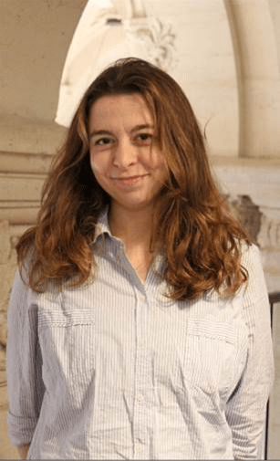 Une image contenant personne, Visage humain, habits, int&eacute;rieur 
Le contenu g&eacute;n&eacute;r&eacute; par l&rsquo;IA peut &ecirc;tre incorrect.