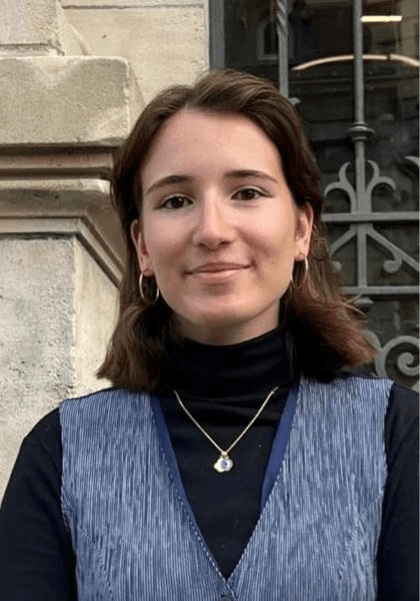 Une image contenant personne, Visage humain, habits, b&acirc;timent 
Le contenu g&eacute;n&eacute;r&eacute; par l&rsquo;IA peut &ecirc;tre incorrect.