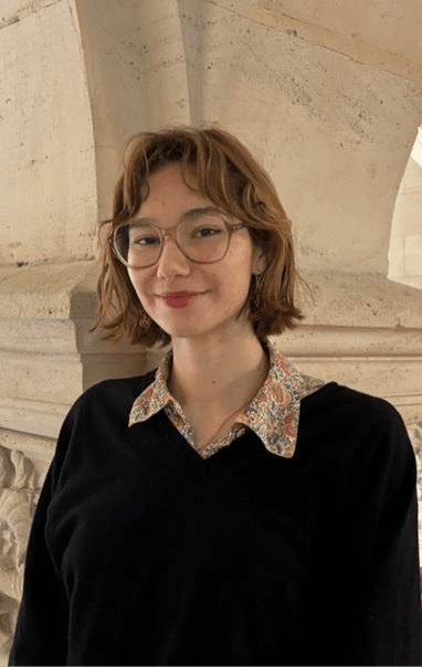 Une image contenant Visage humain, habits, personne, sourire 
Le contenu g&eacute;n&eacute;r&eacute; par l&rsquo;IA peut &ecirc;tre incorrect.