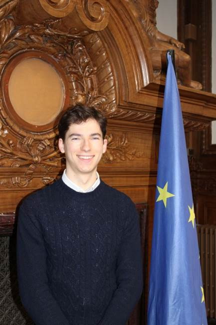 Une image contenant Visage humain, personne, habits, sourire

Le contenu généré par l’IA peut être incorrect.