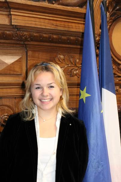 Une image contenant Visage humain, personne, habits, sourire

Le contenu généré par l’IA peut être incorrect.