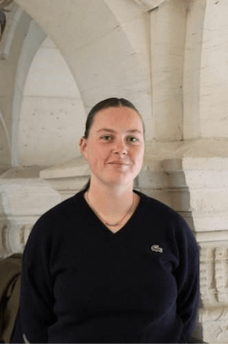 Une image contenant Visage humain, personne, habits, sourire 
Le contenu généré par l’IA peut être incorrect.