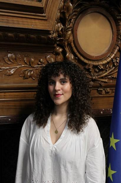 Une image contenant Visage humain, personne, habits, portrait

Le contenu généré par l’IA peut être incorrect.