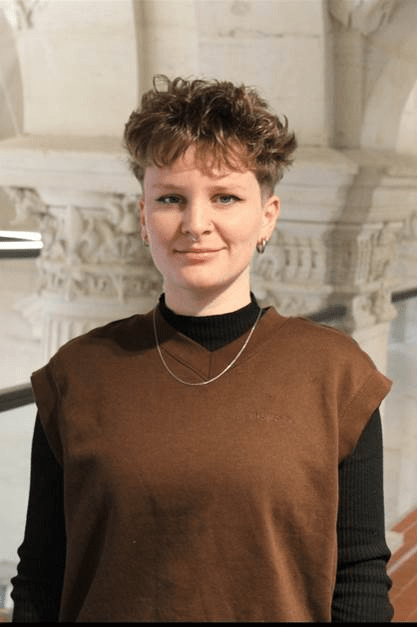 Une image contenant personne, Visage humain, habits, int&eacute;rieur 
Le contenu g&eacute;n&eacute;r&eacute; par l&rsquo;IA peut &ecirc;tre incorrect.